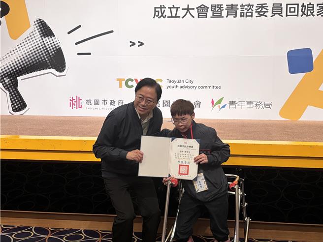 桃園市青年事務局15日辦第6屆青年諮詢委員成立大會暨青年回娘家活動。31歲的青諮委員黃筱智為腦性麻痺者，碩士畢業後，積極投入身心障礙者權益推動等工作，成為青諮委員盼能推動身障者體育課平權相關議題。（廖姮玥攝）