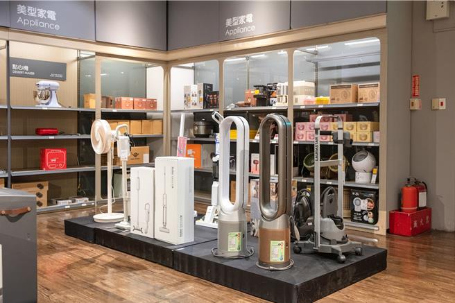除了家具和寝饰，HOLA内湖店现场少量家电展示品也参与5折出清。（HOLA提供）