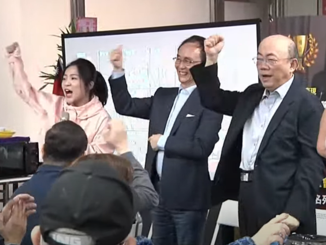 国民党徐巧芯今（15）日在台北市五分埔举办「六星立委政策说明会」，美丽岛电子报董事长吴子嘉和前立委郭正亮均站台助讲。 （取自中天）