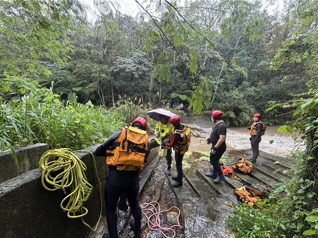 适逢清明扫墓旺季，加上近期连续降雨，15日上午4位民眾至桃园市大溪信义路附近扫墓，孰料因溪水暴涨而受困对岸，桃园市消防局第四大队大溪分队获报，利用绳索装备横渡架设救援，歷经1小时将受困民眾救出，幸无人员伤亡。（翻摄照片／廖姮玥桃园传真）