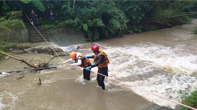 适逢清明扫墓旺季，加上近期连续降雨，15日上午4位民眾至桃园市大溪信义路附近扫墓，孰料因溪水暴涨而受困对岸，桃园市消防局第四大队大溪分队获报，利用绳索装备横渡架设救援，歷经1小时将受困民眾救出，幸无人员伤亡。（翻摄照片／廖姮玥桃园传真）