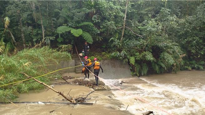 适逢清明扫墓旺季，加上近期连续降雨，15日上午4位民眾至桃园市大溪信义路附近扫墓，孰料因溪水暴涨而受困对岸，桃园市消防局第四大队大溪分队获报，利用绳索装备横渡架设救援，歷经1小时将受困民眾救出，幸无人员伤亡。（翻摄照片／廖姮玥桃园传真）
