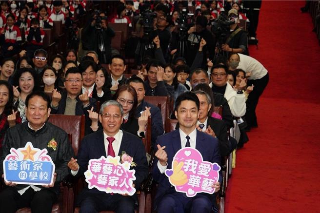 台北市長蔣萬安表示，自己沒有像華藝的孩子有外在的條件、內在優美的歌聲、表演藝術的天分，但是希望讓更多好的、優質的藝術文化表演在台北市展出。（圖／台北市政府）