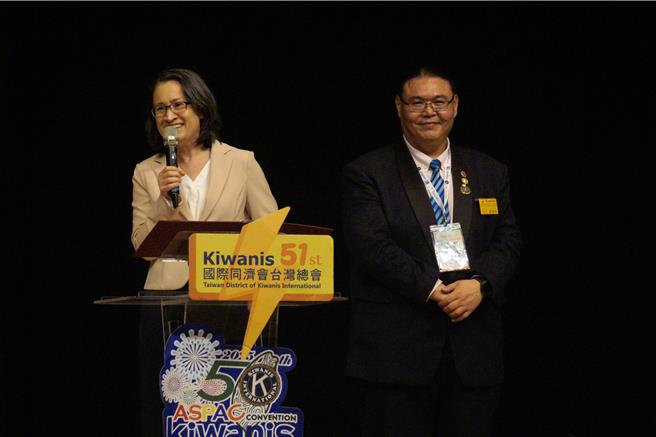 同濟會台灣總會長甄啟剛（右）邀請國際嘉賓到高雄參加亞太年會，副總統蕭美琴（左）出席同濟會亞太年會，表示同濟會成員秉持正向力量，向國際展現「Taiwan can help」態度。（任義宇攝）