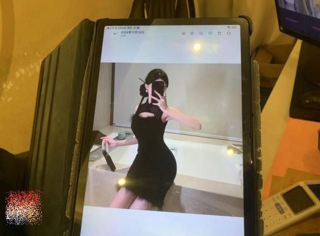 大陸有採耳店暗藏春色，女技師提供變裝，讓男顧客選擇。（圖／翻攝自微博）