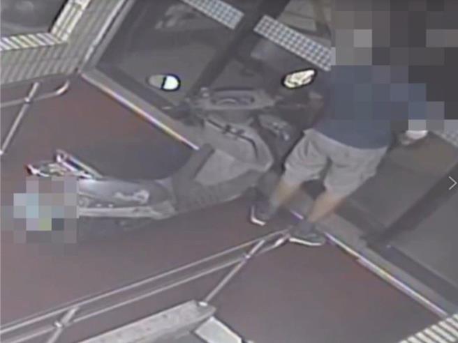 高雄1名蔡姓男子，15日上午喝醉酒，骑机车到三民区十全派出所前大声喧嚷，遭警方移送法办。（警方提供／任义宇高雄传真）