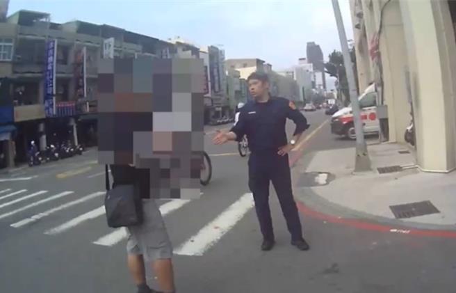 高雄1名蔡姓男子，15日上午喝醉酒，骑机车到三民区十全派出所前大声喧嚷，遭警方移送法办。（警方提供／任义宇高雄传真）