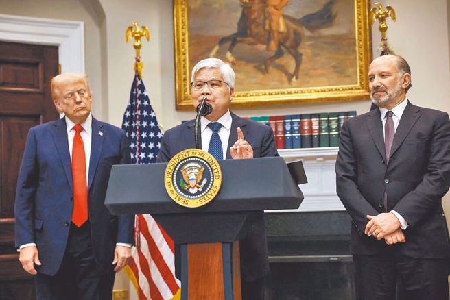 美国总统川普（左）与台积电董事长魏哲家（中）于美东时间3日在 白宫召开记者会，宣布台积电将加码1000亿美元投资美国。图右为美国商务部长卢特尼克。（路透）