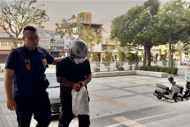 涉嫌杀害石姓妇人的张姓凶嫌，15日下午被移送高雄地检署侦讯，检察官在晚间9时22分许声请羁押。（纪爰摄）