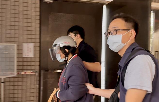 涉嫌杀害石姓妇人并协助弃尸的张男妻子，15日下午被移送高雄地检署侦讯后也被检方声押，面对媒体提问不发一语。（纪爰摄）