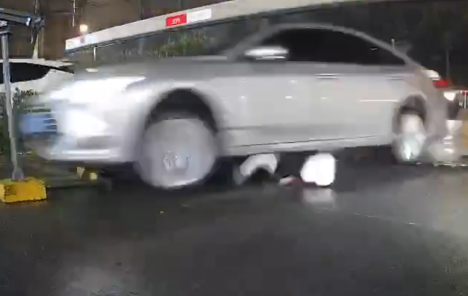 大陆有骑士遭轿车撞倒辗过，竟然奇蹟般站起来。（图／翻摄自微博）