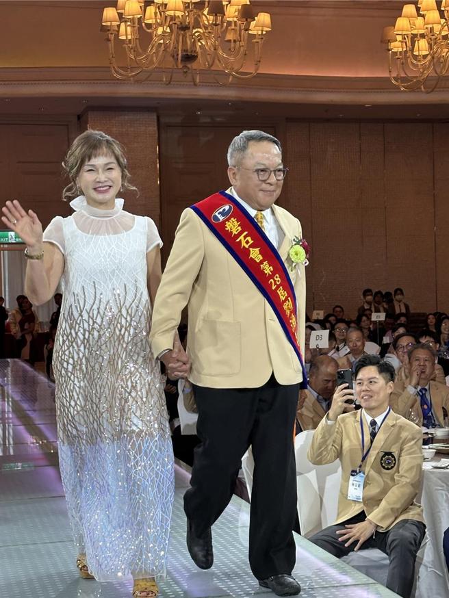 新任磐石會長、巨大集團董事長劉湧昌（左二）15日偕同妻子，走在伸展台，迎來會員們的喝采。圖／劉朱松