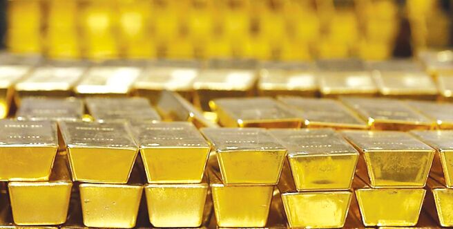 黃金現貨價格14日亞盤時段，一度飆上每盎司2,990美元。圖／美聯社