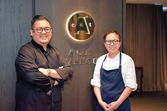 米其林一星「A CUT牛排馆」行政总主厨凌维廉（左）与甜点主厨王映心，联手设计春季菜单。图／姚舜