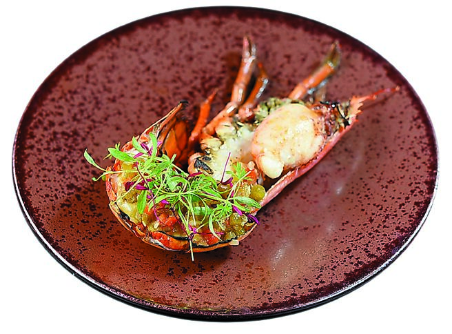 「A CUT」本季「炭烤波士顿龙虾」，是以用新鲜柠檬汁与Tabasco青辣椒汁调味的甜椒、青辣椒与洋葱搭配提味。图／姚舜