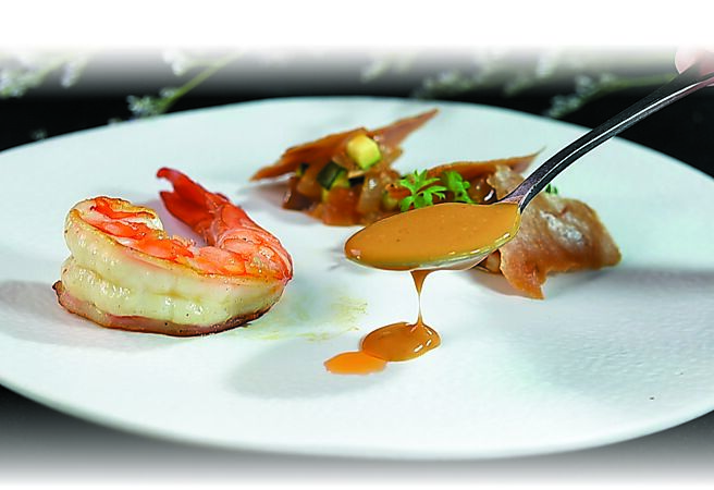 「A CUT牛排馆」春季新菜「海虎虾」，是选用东港的日晒樱花虾与干邑白兰地，制作出浓郁馥郁的樱花虾酱汁提味。图／姚舜