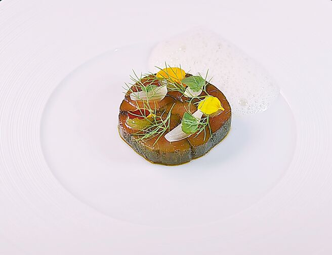 「A CUT牛排馆」春季新菜「生鲔鱼」，是以清甜紫苏果胶，与酸脆回甘的醋渍小洋葱置顶点缀，展现盎然春意。图／姚舜