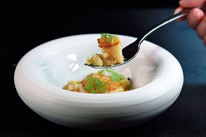 「香煎干贝」的配菜有经蒸煮、晾乾、烘烤后的酥脆高粱米，以及炭烤白花椰尖，传递多层次口感。图／姚舜
