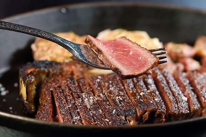 「A CUT」的「澳洲铜树农场纯草饲老乳牛乾式熟成带骨纽约客」，完全没有草饲牛的草腥味，且口感风味优于肋眼。图／姚舜