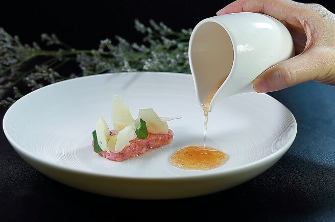 米其林一星「A CUT牛排馆」春季新菜「胭脂虾塔塔」，以浓缩纪州梅酒酱提味。图／姚舜