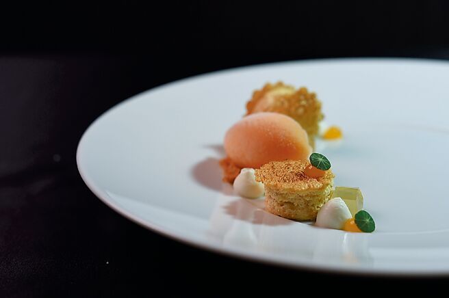 「A CUT牛排馆」本季新甜点「烤土司与木瓜牛奶」，甜点主厨王映心选用奶油香气浓郁的布里欧麵包制成酥脆的烤土司，刷上盐奶油后，夹上绵密的烤麵包冰糕，佐以木瓜牛奶雪酪、绽放热带果香的馥郁层次。图／姚舜