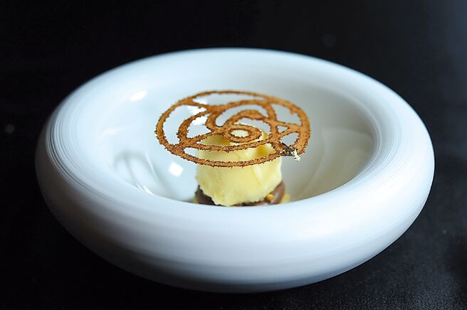 「A CUT牛排馆」本季新甜点「烧番麦」，以香甜玉米冰淇淋为核心，搭配花生达克瓦兹、酱油巧克力奶霜、花生巧克力脆粒与缕空蛋白玉米脆片透过层层风味堆迭，演绎经典风味。图／姚舜