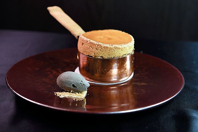 「红豆车轮饼舒芙蕾」的舒芙蕾口感柔滑细绵，内有带着红豆皮的红豆馅，并搭配用马斯卡彭起司制成的浓郁黑芝麻冰淇淋一起呈现。图／姚舜