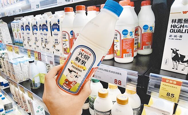 行政院昨日拍板取得「標章」的國產鮮乳才能稱鮮乳。圖為民眾在賣場挑選鮮乳。（趙雙傑攝）