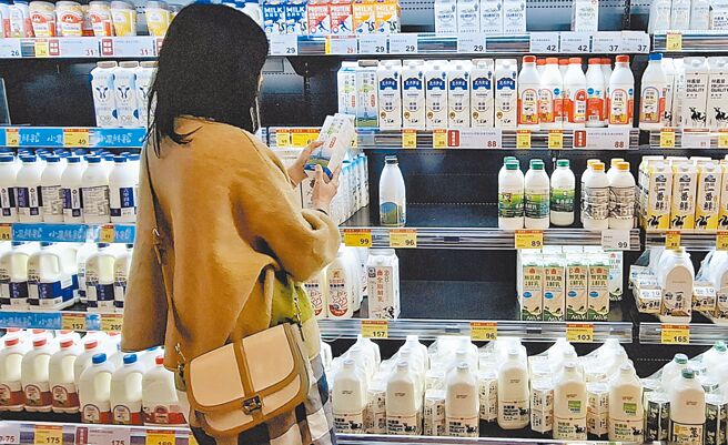 行政院昨日拍板取得「标章」的国产鲜乳才能称鲜乳。图为民眾在卖场挑选鲜乳。（赵双杰摄）