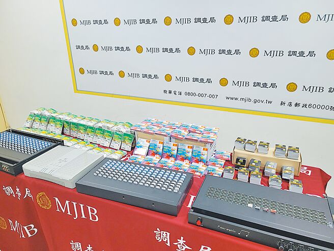 专案小组破获诈骗电信机房，查扣犯案设备。（民眾提供／宝智华台中传真）