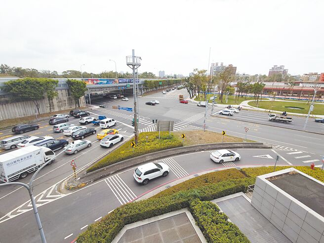 高雄市交通局启动中正交流道路口改造，并规画导入韩国色彩引导线，强化车潮分流，提升安全性。（任义宇摄）