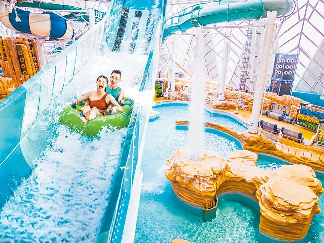 「新濠影滙」有澳门最大的水上玩乐天堂，也是亚洲全天候、全年开放的室内水上乐园之一。（新濠影滙提供）