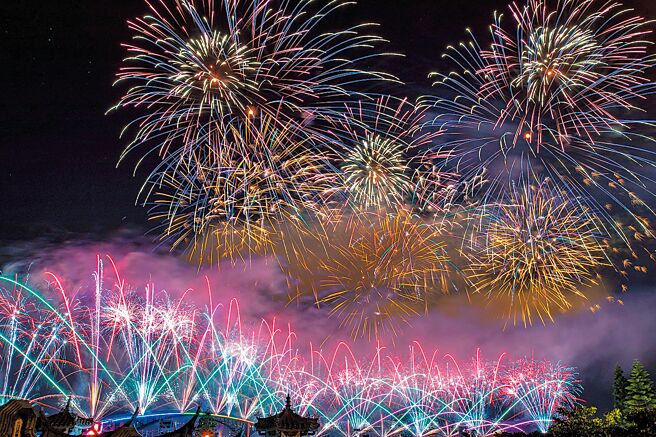 花火节今年推出全新烟火主题，民眾可前往欣赏浪漫烟火及音乐表演。（易飞旅游提供）