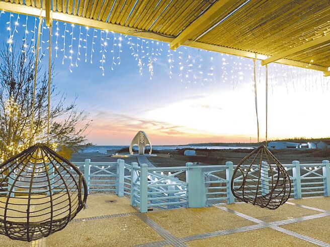 澎湖花火节暖场行程，旅客可在神秘南海湾餐厅享受花火盛宴。（雄狮旅游提供）