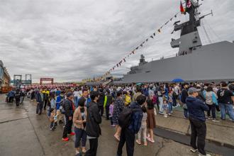 敦睦航訓開放 逢雨不減人氣
