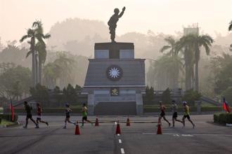 國防部指導…綠委主辦陸官3校路跑 獎盃造型竟是「共軍步槍」