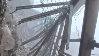 玉山步道风口铁栅栏遭砸坏 玉管处紧急清除落石修復