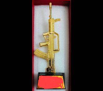 軍校馬拉松獎盃造型竟是「共軍95式步槍」 許智傑臉書遭網灌爆