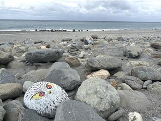 台東海濱公園驚見彩繪石頭 遊客搶拍「石虎、貓頭鷹」