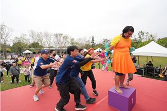 屏東社工運動會仿《魷魚遊戲》 壯碩「英熙」爆笑吸睛