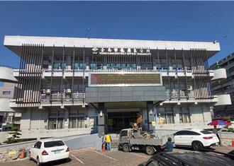 台南婦剎車撞人孔蓋彈飛摔死　公所須賠其女兒41萬餘元