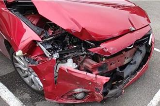 炸雞攤遭紅色轎車撞爛逃逸　「這東西」掉落現場成鐵證