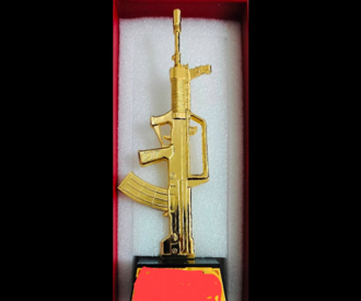 綠委辦軍校路跑 獎盃竟是共軍步槍 謝寒冰猛酸1句