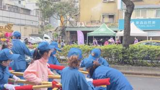 徐巧芯抬轿途中遇到对面的罢免团体 当下反应曝光