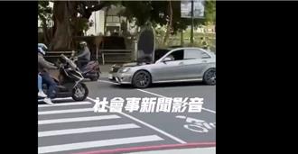 台中車神？賓士車掀引擎蓋盲開　警車狂追也追不上