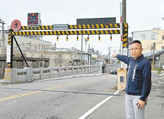 地下道狂卡車 地方促設LED警示