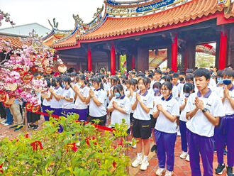 台中 磺溪書院祈福 近百考生跨火爐