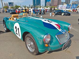 高雄海濱車展 上千車友朝聖