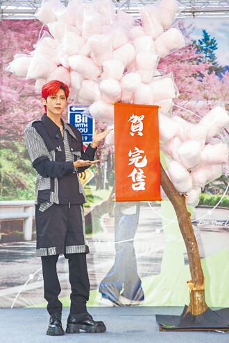 畢書盡開唱完售 放話裸上身謝粉