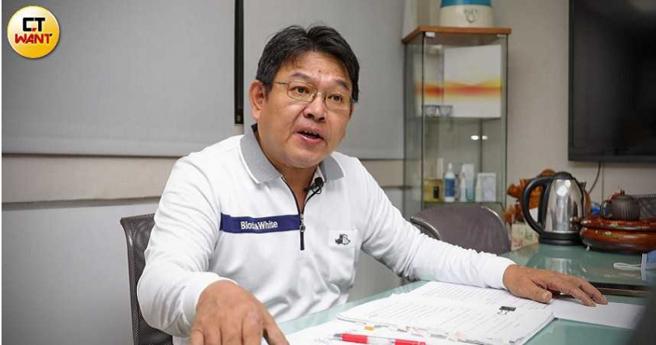 國軍軍眷住宅公用合作社理事于志傑控訴，鄭昇陽身為主席卻把合作社當成自家使用，造成合作社資金損失套牢約3.1億，把合作社經營得亂七八糟。（圖／周志龍攝）